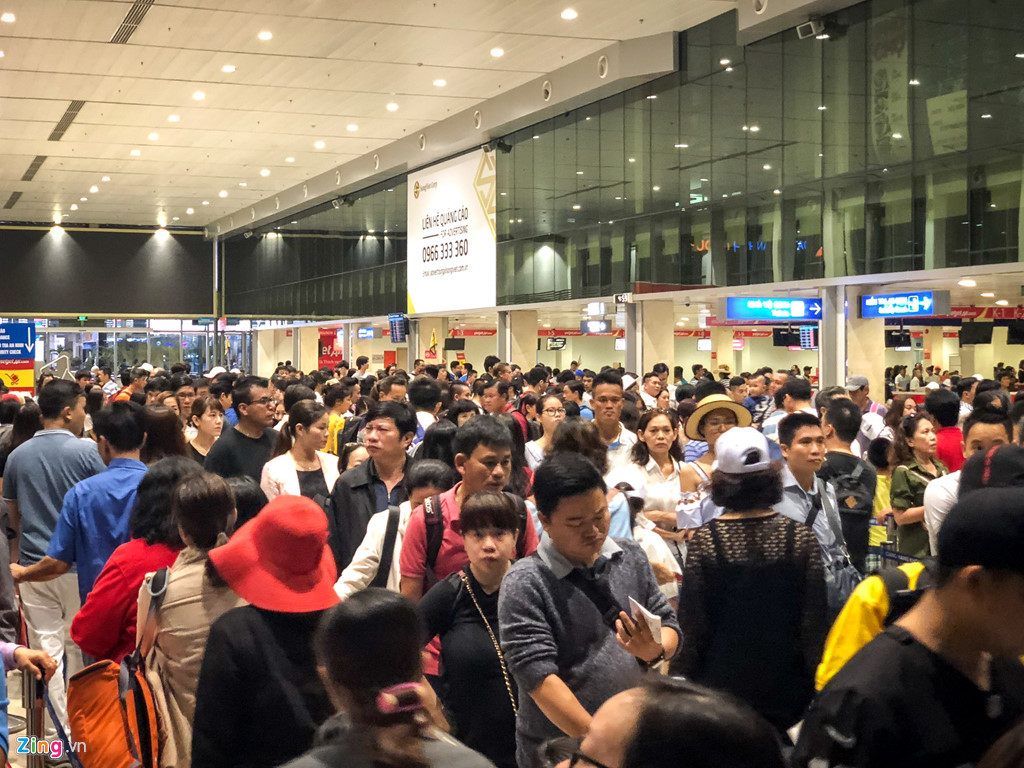 Đây là ngày đầu tiên trong chuỗi bốn ngày nghỉ liên tiếp. Ngoài Tết Nguyên đán, đây là dịp nghỉ lễ kéo dài nhất trong năm nên nhiều người đã lên kế hoạch từ trước để tận dụng thời gian này. Các chuyến bay từ nửa đêm về sáng có mức giá rẻ hơn các chuyến bay ngày.