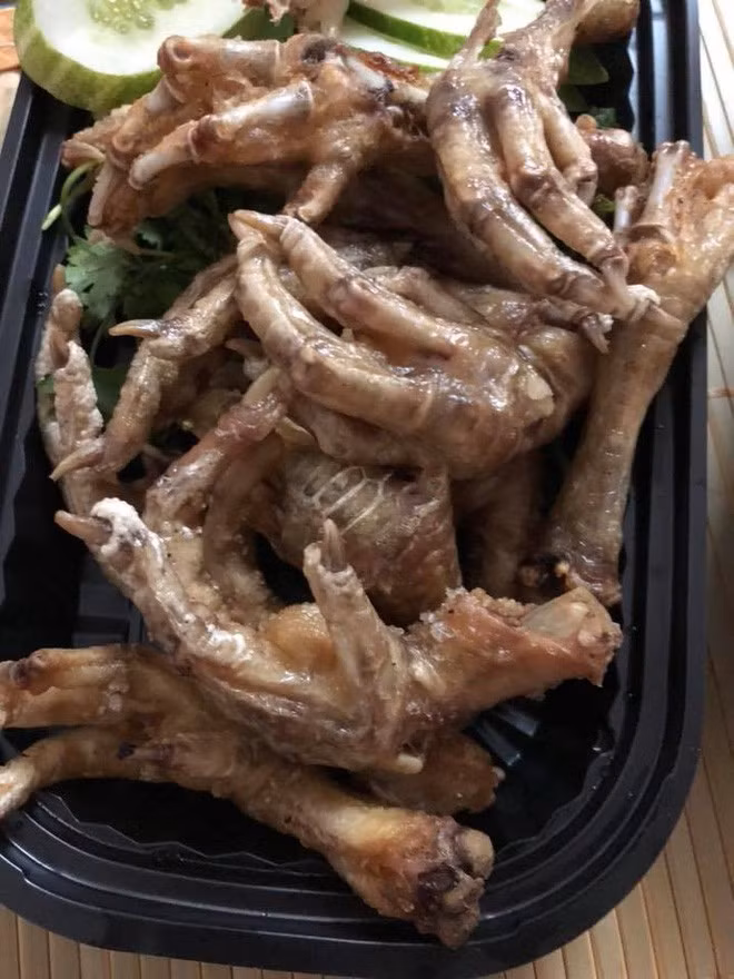 Mới đây trên mạng xã hội, một bà mẹ trẻ đã chia sẻ câu chuyện về mua đồ ăn online là món chân gà chiên mắm nhưng lại nhận được món chân gà nguyên móng "kinh dị" đã thu hút được rất nhiều ý kiến của cộng đồng mạng.