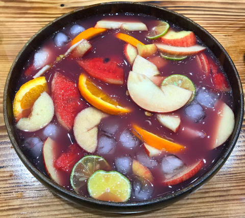 Cụ thể trong clip được các bạn trẻ chia sẻ trên mạng, họ đã sử dụng rượu mạnh như vodka, Cognac hay Whisky để pha với những sản phẩm nước ngọt như Sting dâu, bò húc hay cả với Cocacola. Thêm vào đó nhiều người còn cắt hoa quả vào hỗn hợp trên để có mùi vị và giống ở các quán bar.