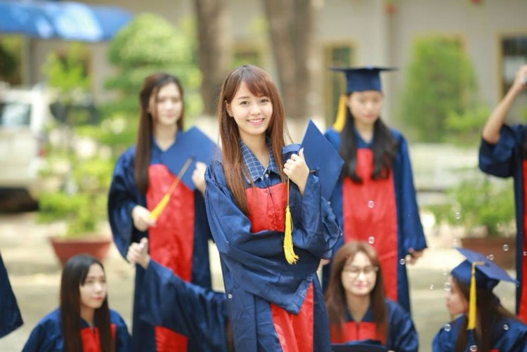 Hiện tại, ưu tiên lớn nhất của Hồng Hạnh là tập trung cho việc học. Với sự yêu thích dành cho diễn xuất, Hạnh tiết lộ sẽ tham gia thử sức ở lĩnh vực này và tham gia nhiều các hoạt động chụp ảnh hơn sau khi học xong.