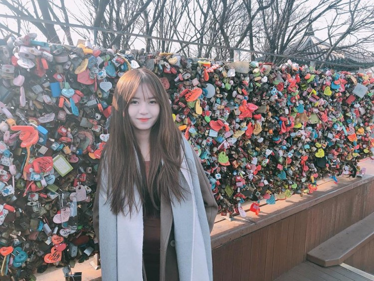 Ngoài giờ học, Hồng Hạnh cũng tham gia làm người mẫu ảnh. Đặc biệt, ngoại hình của Hạnh khiến nhiều người liên tưởng đến nữ diễn viên Hàn Quốc Kim So Hyun vì có nhiều nét tương đồng.