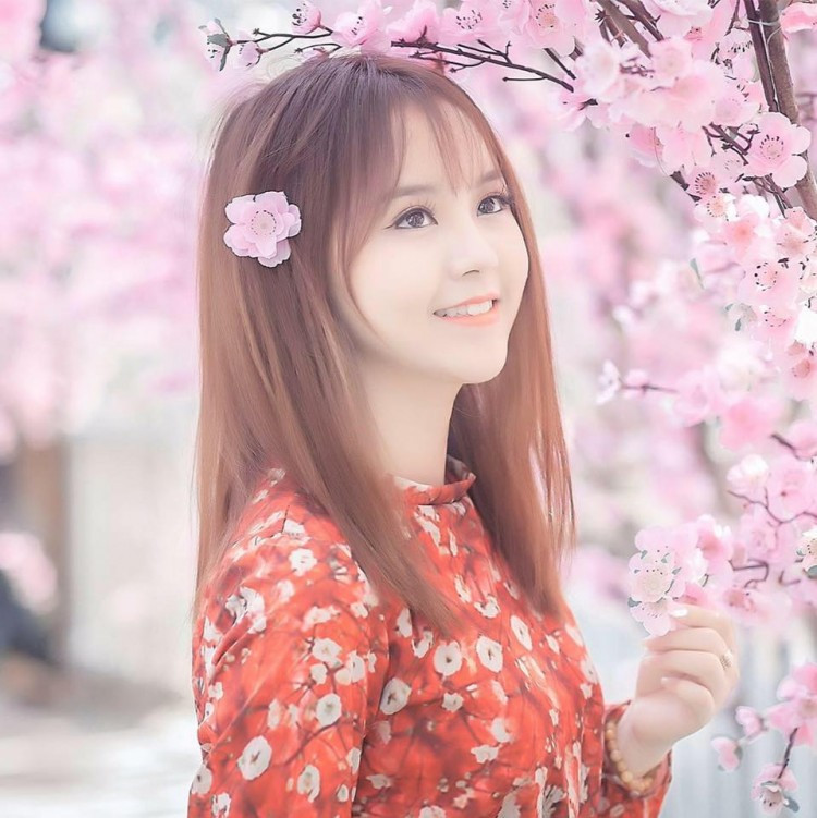 Là "bông hồng" hiếm hoi trong môi trường toàn nam sinh, Hồng Hạnh được các bạn nam giúp đỡ nhiệt tình. Đây cũng là lợi thế nhưng cũng khiến cho hot girl 9X này gặp không ít khó khăn. Vui vì được chú ý nhưng chú ý nhiều quá đâm ra cũng thành mệt mỏi.