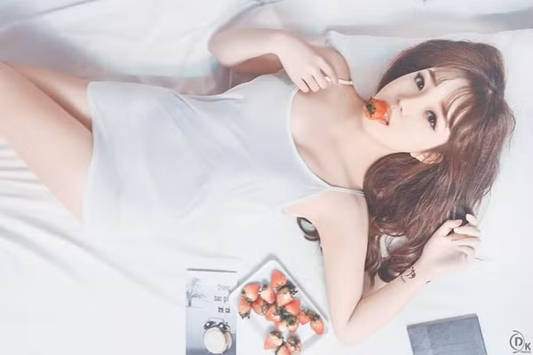 Để mặt mộc trông Ngọc Linh cực dịu dàng, hiền lành và lột bỏ sạch nét sắc sảo, quyến rũ so với khi trang điểm vì công việc. Ảnh trong bài: Facebook nhân vật.