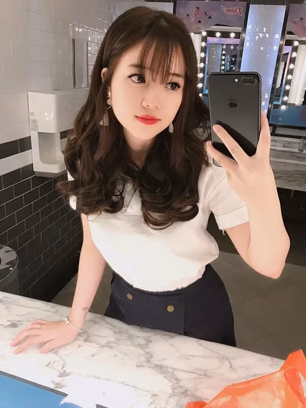 Tuy nhiên sau khi kết thúc đại học, Linh có thể sẽ làm kinh doanh và chỉ livestream giao lưu với mọi người khi có thời gian rảnh.