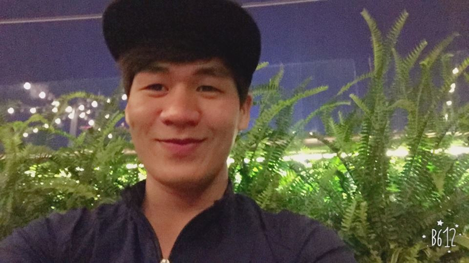 "Mấy thằng bạn em nó hay trêu nên bảo là em dọn nhiều rồi sạch sẽ như con gái. Còn các bạn nữ thì chỉ chăm chăm muốn khênh đi các vật dụng trang trí, nhiều bạn còn trêu cho ở ké với vì nhà sạch thích quá. Ở quê em cũng thường xuyên quét dọn cho nhà cửa sạch sẽ. Từ hồi cấp 2 cả xóm đã biết em gọn gàng hay làm việc nhà. Mọi ngoài cứ hay trêu rằng khi nào thấy em cũng là lúc đang quét nhà quét sân", Trường hóm hỉnh chia sẻ thêm.