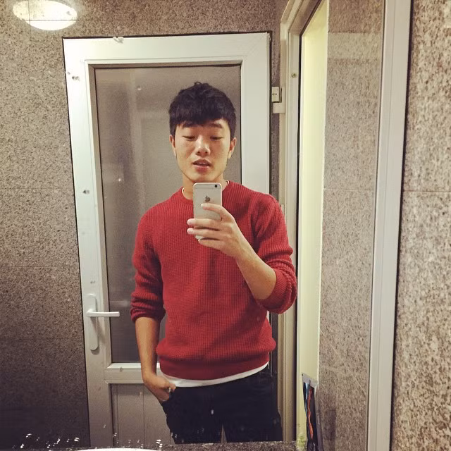 Đặc biệt, cách chụp ảnh đầy "xì tin" của chàng tiền vệ tài hoa đang thi đấu tại Hàn Quốc này cũng khiến các fan hâm mộ phải liên tục chia sẻ những hình ảnh mới nhất của anh trên trang cá nhân của mình.