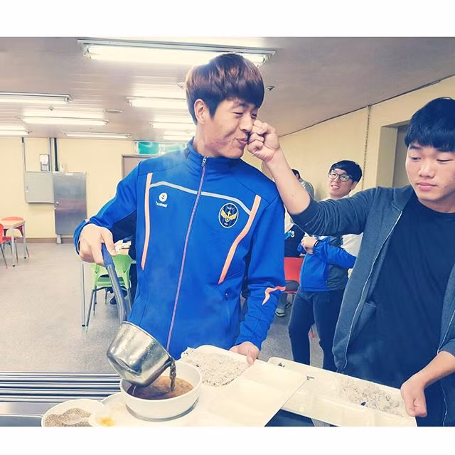 Kể từ đó, cái tên Lương Xuân Trường được NHM nhắc đến rất nhiều không chỉ ngoài sân bóng mà còn ở ngoài đời thường. Nhất cử nhất động của chàng trai quê Tuyên Quang được "chăm chút" rất nhiều, đặc biệt là các fan nữ.