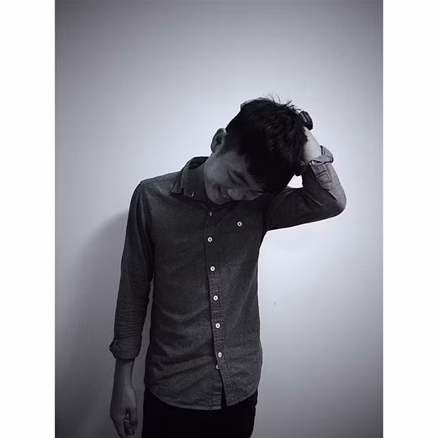 Bức ảnh đen trắng với style ăn mặc đơn giản của Xuân Trường nhưng cũng khiến nhiều fan nữ phải "hú hét".