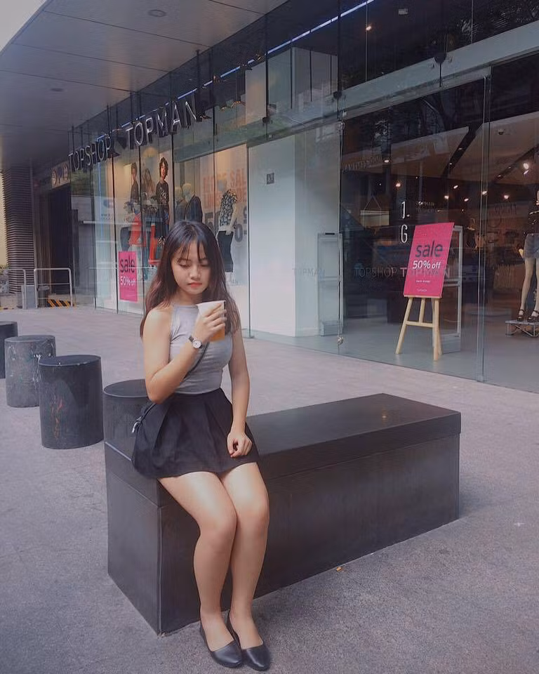 Nữ sinh Sài thành được dân mạng nhắc tới đó là Lê Thị Cẩm Thu sinh năm 2002 hiện đang là học sinh tại trường THCS Bình Hưng Hòa TP. Hồ Chí Minh.