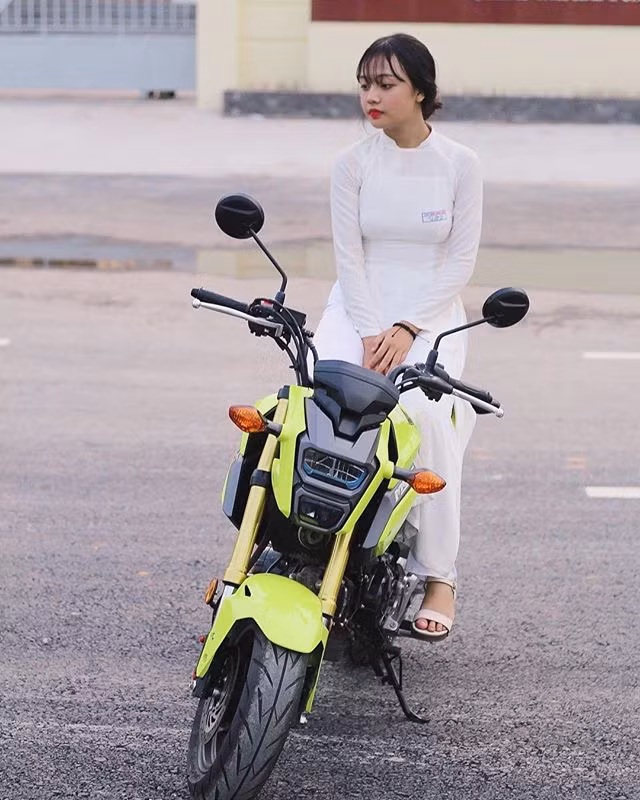 Cũng trên trang cá nhân của mình, Cẩm Thu cho đăng tải những hình ảnh đời thường đẹp mắt khiến không ít chàng trai nguyện "trồng cây si".