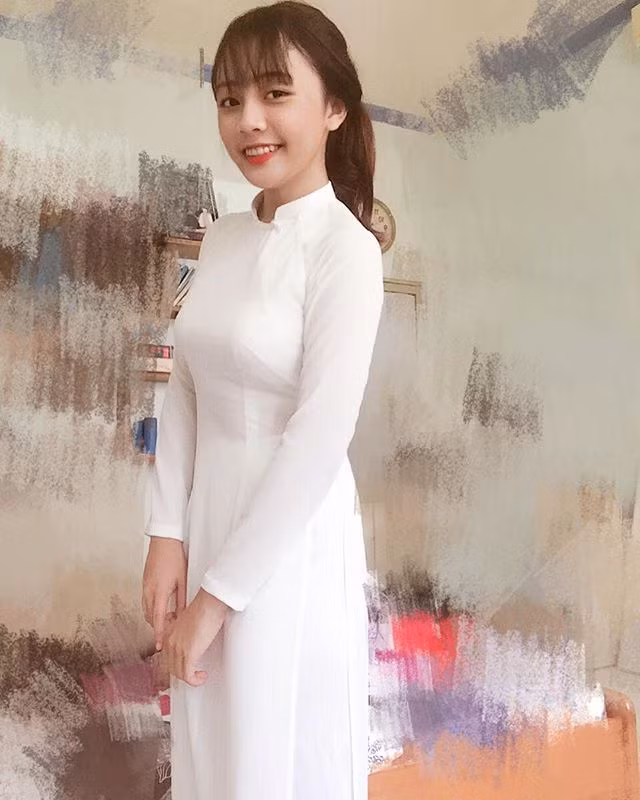 Cẩm Thu trong bộ áo dài trắng tinh tuyền khi tới trường.