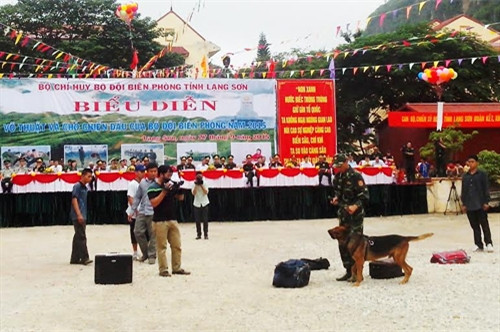 Một chú khuyển rà tìm phát hiện thuốc nổ và ma túy.