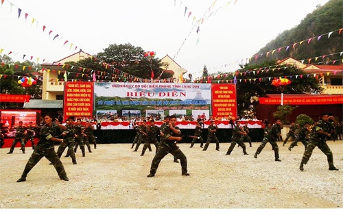 Ngày 27/9, tại khu vực Cửa khẩu Hữu Nghị ở tỉnh Lạng Sơn đã diễn ra chương trình biểu diễn võ thuật và chó chiến đấu của Bộ đội Biên phòng (BĐBP).