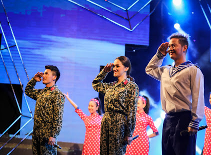 Còn nhớ, cách đây chưa lâu chính Hương Giang Idol cũng là một trong số ít các sao tham gia trải nghiệm những ngày ăn ở, tập luyện trong môi trường quân đội khi tham gia seri chương trình "Sao nhập ngũ".