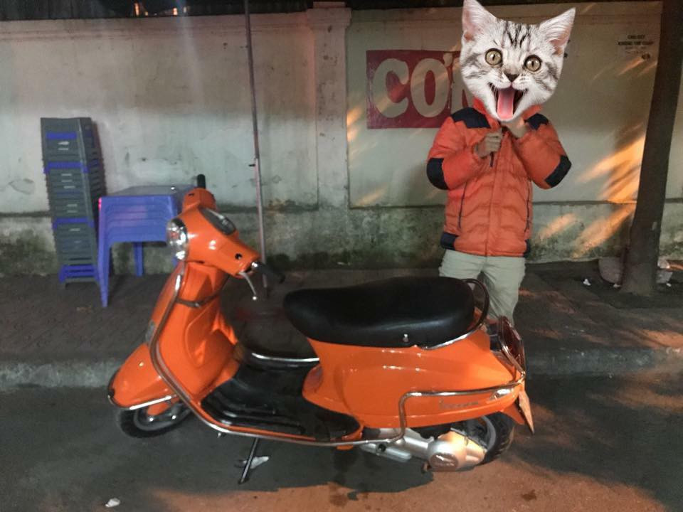 "Anh là chàng trai mặc áo cam, đi xe cam em nhìn thấy mà nhận biết nhé" - nickname Minh Tuấn vui vẻ bình luận dưới album được cộng đồng mạng đăng tải.