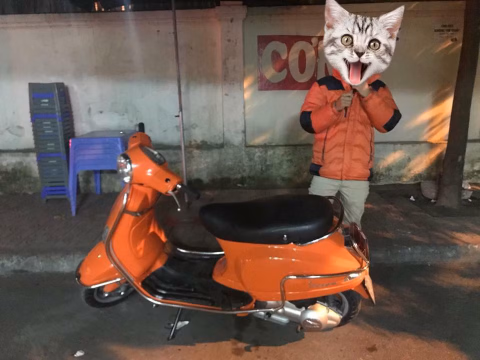 "Anh là chàng trai mặc áo cam, đi xe cam em nhìn thấy mà nhận biết nhé" - nickname Minh Tuấn vui vẻ bình luận dưới album được cộng đồng mạng đăng tải.