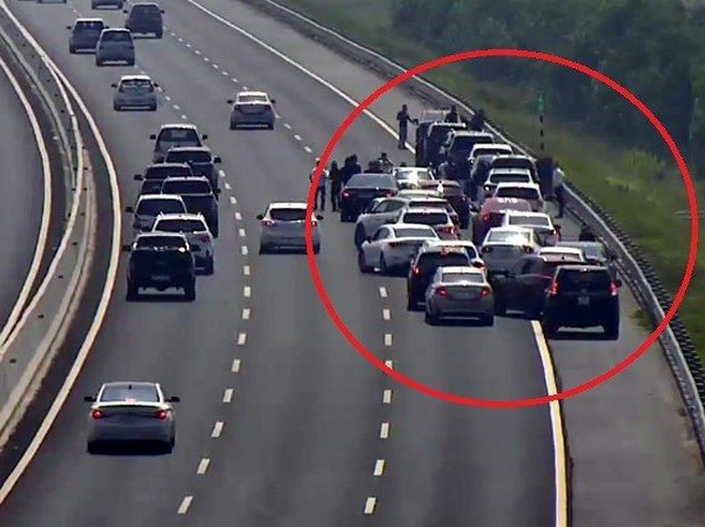 Hàng dài xe của nhóm Khá Bảnh đã được camera giao thông ghi lại khi dừng đỗ sai quy định trên cao tốc.