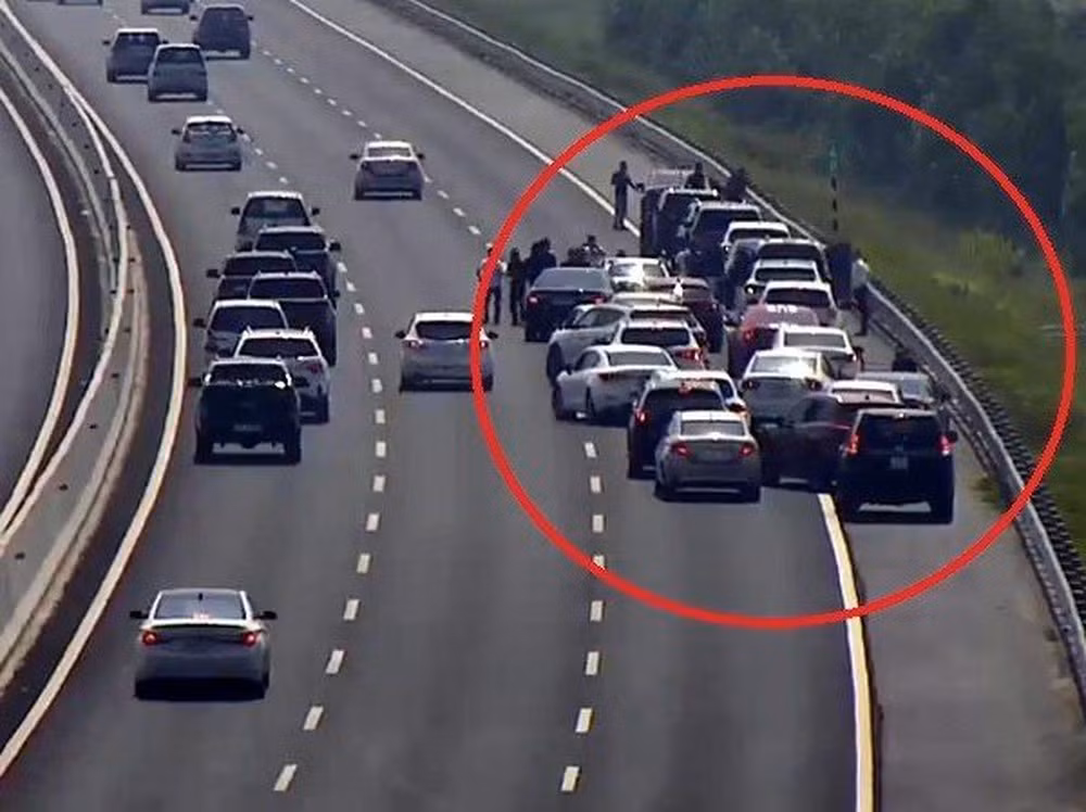 Hàng dài xe của nhóm Khá Bảnh đã được camera giao thông ghi lại khi dừng đỗ sai quy định trên cao tốc.