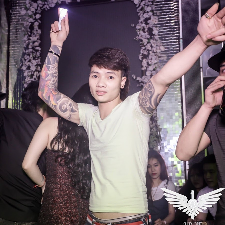 Dù vậy, những clip của Khá cũng được nhiều người theo dõi và đối tượng này còn được chính Youtube trao tặng nút bạc.