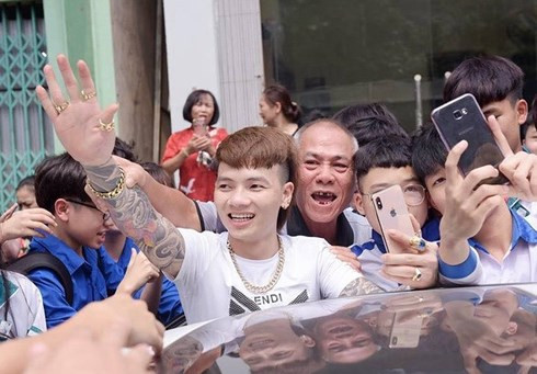 Trước đó, trên MXH đã chia sẻ những bức ảnh Khá Bảnh được đón như người hùng khi về nhà. Hàng trăm các bạn trẻ đa phần là khoác áo đồng phục học sinh ra đón nhân vật MXH này.