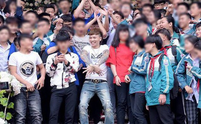 Việc được hàng nghìn người ra đón khiến Khá tỏ ra phấn khích và không ngừng thể hiện màn "xòe quạt" vinahey nhảm nhí của mình.