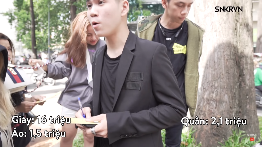 ''Mùa hè nóng nực nhìn trang phục các bạn đang diện tôi cảm thấy khó chịu. Tôi không dám nhận xét các bạn mặc đồ mắc hay rẻ, nhưng quan trọng hãy diện sao cho thích hợp", nickname Tùng Ti để lại bình luận.