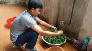 Theo chia sẻ của N.D cô không khỏi bất ngờ khi thấy các bác, các chú lớn tuổi quây quần lại trước sân nhà một người trong xóm, ríu rít sơ chế thức ăn cho bữa liên hoan mừng ngày 8/3 sớm.