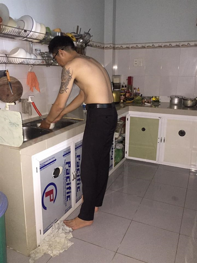 Nhiều người cho biết khung cảnh này diễn ra khá quen thuộc tại nơi họ sống. Trong khi số khác lại không khỏi lạ lẫm vì khoảnh khắc dễ thương, mang đầy sự chia sẻ, cảm thông mà cánh mày râu dành cho phụ nữ như thế này.