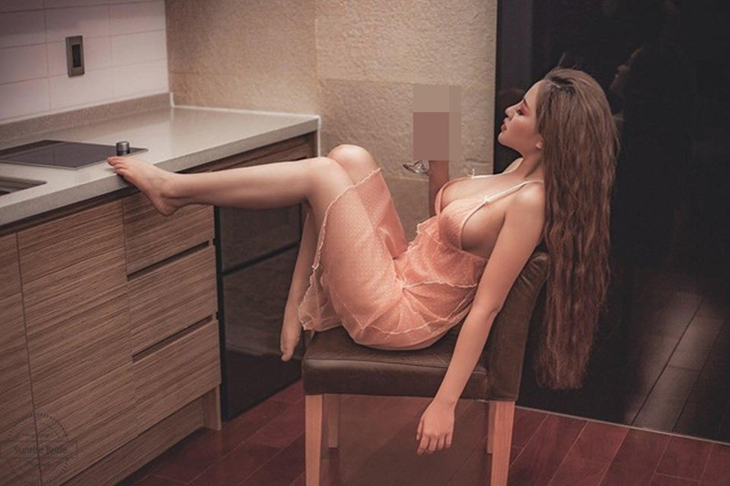 Ngân 98 là cô gái không ít lần khiến cộng đồng mạng đỏ mặt vì phong cách khoe vòng 1 triệt để. Từng bị ném đá do những phát ngôn gây sốc và hành động gây thị phi nhưng nhờ vậy mà Ngân 98 ngày càng nổi tiếng và có ý định tiến vào showbiz.