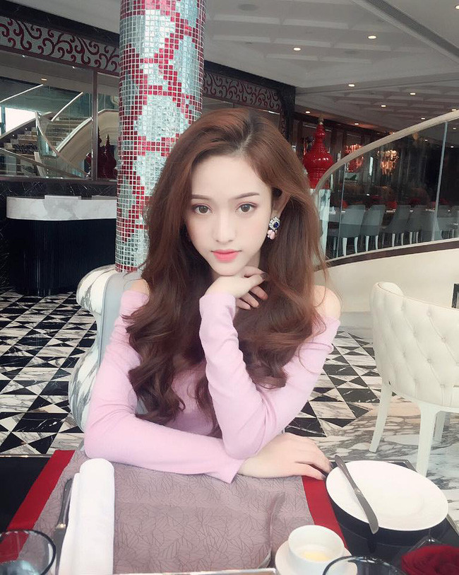 Để có được nhan sắc như hiện nay, gương mặt Thúy Vi đã trải qua nhiều cuộc phẫu thuật.