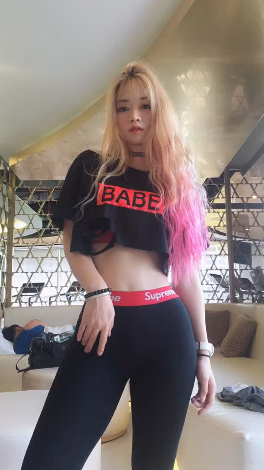 Lê Xuân Anh (biệt danh Bống, 23 tuổi) nổi tiếng là một gymer chính hiệu với thân hình "chuẩn đến từng milimet". Cô nàng cao 1m67, nặng 50kg với số đo 3 vòng 96-60-96. Mỗi bức ảnh Xuân Anh đăng tải trên trang cá nhân đều khiến dân mạng nghẹt thở vì quá nóng bỏng.