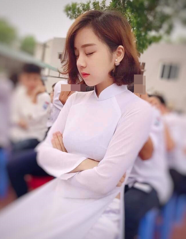 Nhờ một bức ảnh chụp lại khoảnh khắc ngồi ngủ gật trên sân trường, Nguyễn Thủy Tiên trở thành hot girl mạng đình đám thời gian đầu năm 2018.