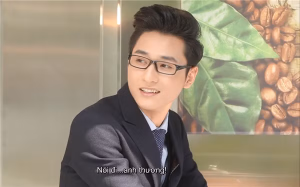 Được biết, theo định hướng của gia đình, Viết Ly vừa tham gia nghệ thuật, vừa học thêm về kinh doanh để tiếp quản công việc kinh doanh của gia đình.