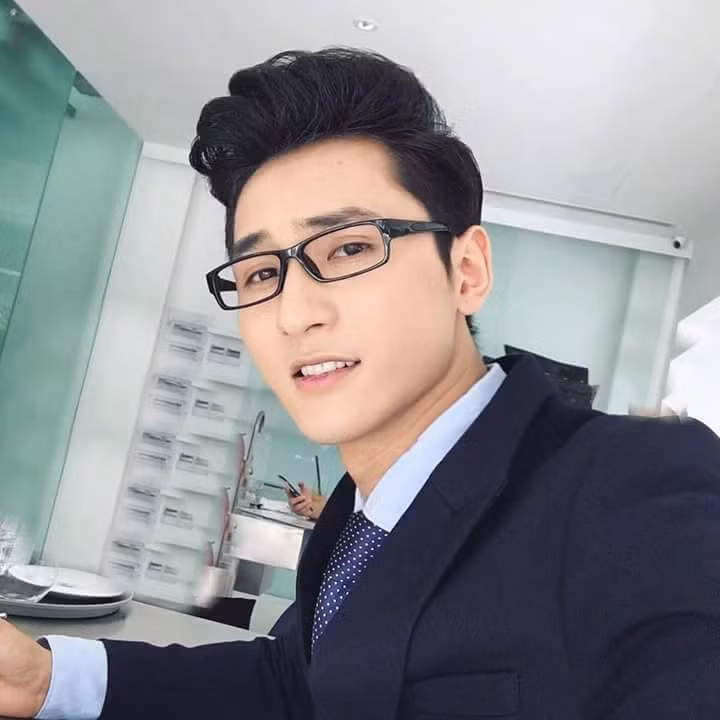 Ngoài khả năng diễn xuất, anh chàng còn khá đa tài khi có khả năng đánh piano điêu luyện và còn là ông chủ của một công ty kinh doanh thực phẩm.