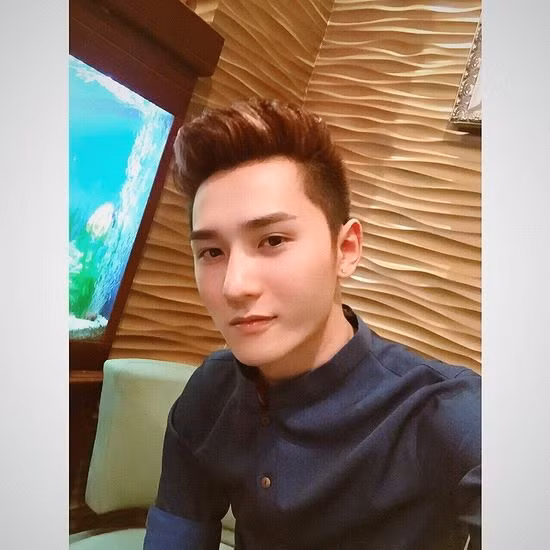 Vì vậy, sự xuất hiện của Viết Ly đã ngay lập tức gây tò mò cho rất nhiều khán giả bởi gương mặt mới mẻ đầy cuốn hút, và nhất là ánh nhìn, nụ cười khiến người xem không thể rời mắt.