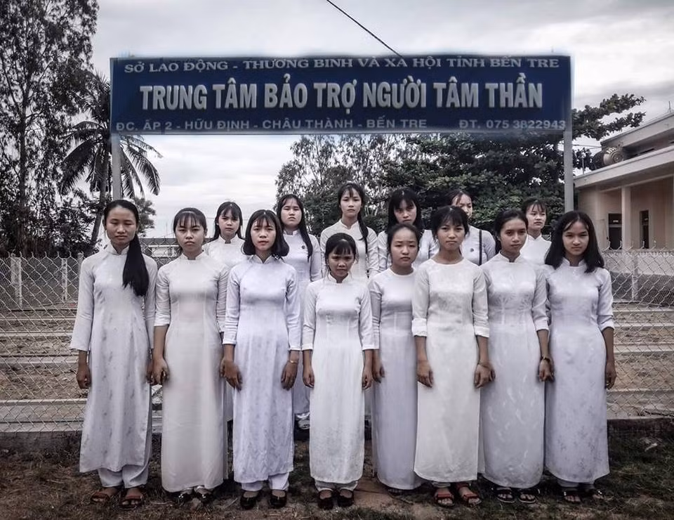 Cũng giống như những lần nhờ sửa ảnh trước, dân mạng đã không ngần ngại "xuống tay", kết quả là những bức hình này trở nên vô cùng kinh dị.