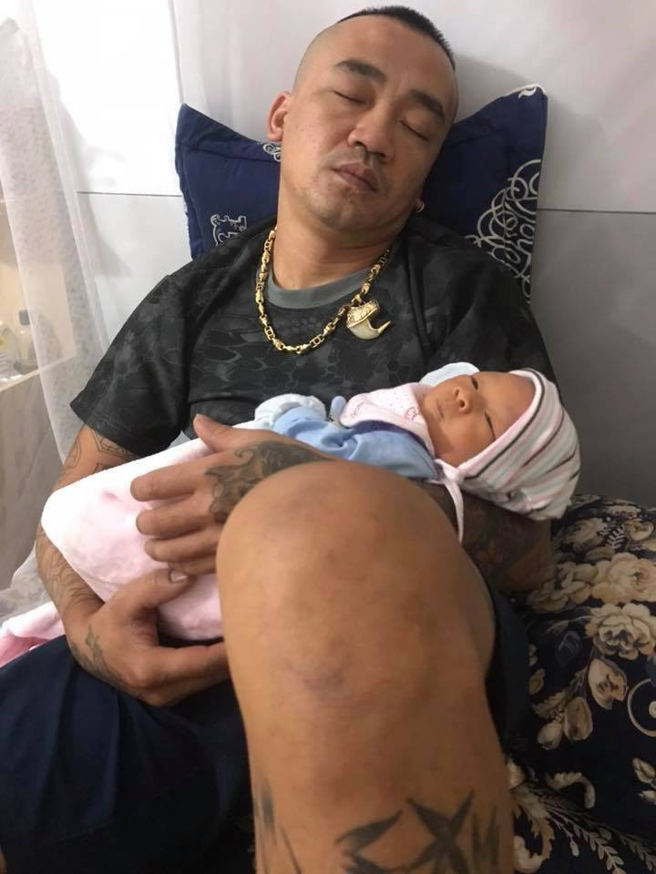 Mới đây, trong ngày Quốc tế phụ nữ, trên mạng xã hội tràn ngập những hình ảnh các ông chồng bế và chăm con thay cho vợ để thể hiện tình cảm, sự quan tâm, tình yêu thương với người vợ của mình.