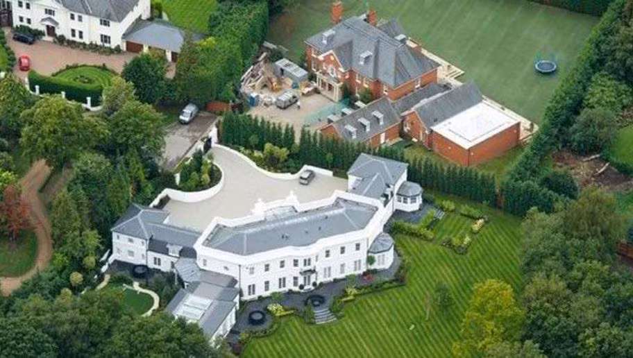 Căn biệt thự của thủ quân Chelsea ấn tượng khi nó bao gồm một rạp chiếu phim có 34 ghế - bằng với số tuổi của anh và một bể cá ngầm dưới lòng đất. John Terry từng tiết lộ anh là người ưa thích những không gian thoáng đãng với nhiều cây xanh chứ không thích sống trong những căn biệt thự nhiều tầng hay khép kín.