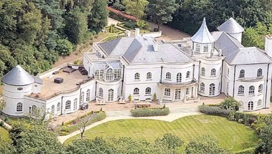 Đây là căn nhà mà Drogba thích nhất, nó nằm ở nước Anh. Với mức giá 14,5 triệu bảng. Bạn mong chờ những gì ở nó??? Có lẽ nó mang tới mọi tiện ích mà bạn muốn. Khác với vẻ ngoài có phần mạnh mẽ, Drogba chia sẻ anh là người rất thích kiến trúc cổ điển ở Anh và đó là lý do anh quyết định để căn nhà của mình theo lối kiến trúc này.