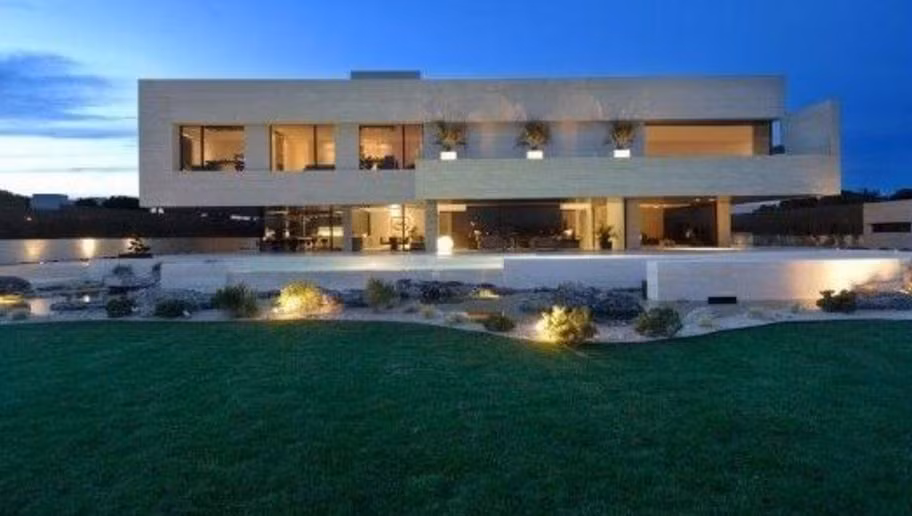 Cristiano Ronaldo có nhiều ngôi nhà ở cả Tây Ban Nha, Anh cũng như quê hương Bồ Đào Nha, và căn nhà mà hiện tại CR7 đang ở nằm ở thành phố Madrid. Căn biệt thự này có một tầng gồm bảy phòng ngủ, tám phòng tắm, một phòng trưng bày danh hiệu và một khu vui chơi dành cho đứa con của Ronaldo. Biệt thự của Ronaldo ấn tượng ở chỗ, các bức tường được trang trí theo hình của chữ “CR”