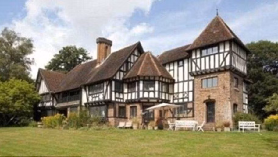 Căn nhà của Frank Lampard bao gồm 2 tầng với 9 phòng ngủ, 12 phòng tắm, một hồ bơi, một bến thuyền, nhà khách, sân tennis, golf và một lối đi riêng ra ngoài biệt thự. Nó được thiết kế theo kiểu truyền thống nước Anh, giống như một lâu đài theo kiểu cổ xưa.