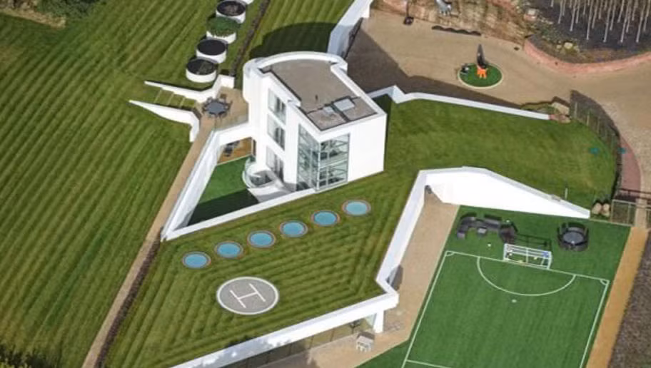 Căn biệt thự này được Balotelli thuê với mức giá 13 495 bảng/tháng. Đây không khác gì một khách sạn thu nhỏ với bể bơi, khu chơi golf, bóng đá, bóng bàn, bi-a,… Thậm chí, nó còn có một phòng để Balotelli có thể thoải mái xem phim, bạn thân của anh gọi đó là một “rạp chiếu phim mini”.