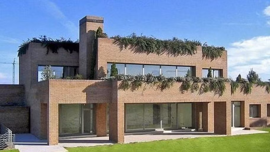 Gareth Bale trở thành ngôi sao bóng đá đắt giá nhất thế giới khi chuyển từ Tottenham tới Real Madrid. Cũng chính vì thế, cầu thủ người xứ Wales này đã chọn cho mình căn nhà trị giá 3 triệu bảng tại thành phố Madrid. Căn biệt thự này có giá trị 3 triệu bảng, bao gồm bốn phòng ngủ, một ga-ra để được 6 xe, bể bơi trong nhà, phòng tập thể dục, hai phòng tiện ích.