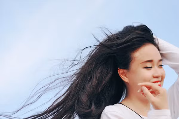 Mỗi năm, Hạnh cắt tóc khoảng 1 đến 2 lần, mỗi lần cắt khoảng 1 gang tay. Khi cắt cũng tiếc nhưng phần ngọn tóc mỏng, yếu dễ bị xơ nên cắt đi để sớm dài ra. Hiện tại, Hạnh cao 1m61 và mái tóc đã đạt 1m92. Ảnh trong bài: FBNV.