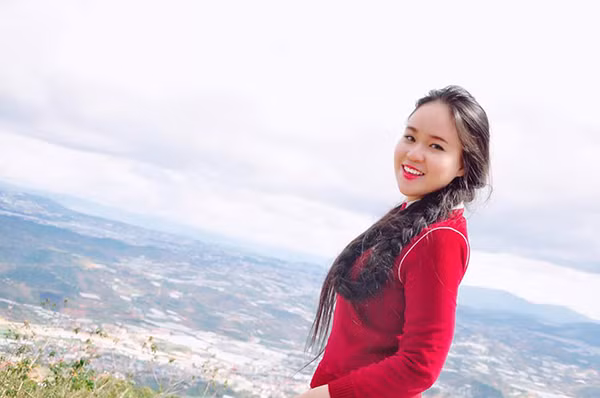 Cũng giống như bao bậc phụ huynh có con gái khác, bố mẹ Tố Hạnh rất thích con gái nuôi tóc dài. Trong suốt thời gian nuôi tóc, thiếu nữ Sài thành này không cảm thấy vướng víu nên cứ nuôi tóc, hết năm này qua năm khác.