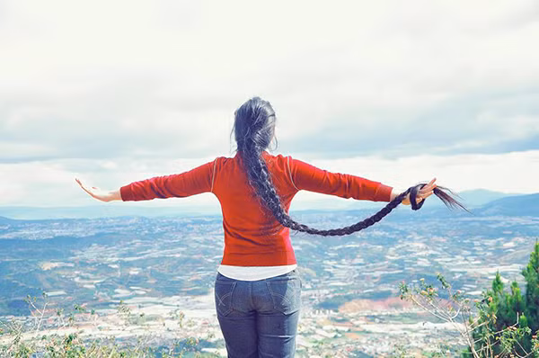 Chia sẻ về cách chăm sóc tóc của mình, Tố Hạnh nói rằng cứ cách 1 ngày, cô bạn này lại gội đầu 1 lần, mỗi lần mất hơn 1 tiếng đồng hồ, nhưng không thấy chút áp lực nào từ việc này.