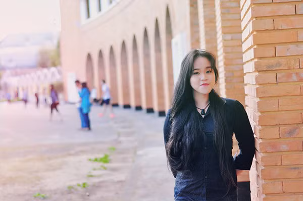 Với mái tóc quá dài, Hạnh ít khi tạo được các kiểu đa dạng mỗi lần dự tiệc hay đám cưới, chỉ loanh quanh buộc tóc cao, búi tóc, đan con tôm. Các kiểu tóc này đều do Hạnh tự tay thực hiện, ít khi nhờ đến sự trợ giúp của người khác.