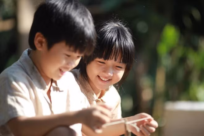 Lâm Thanh Mỹ được nhiều người biết đến với hình ảnh trong sáng từng xuất hiện trong phim bom tấn " Tôi thấy hoa vàng trên cỏ xanh". Sau một thời gian im hơi lặng tiếng, cô nàng này bỗng được nhiều người nhớ tới và ai cũng phải bất ngờ trước sự lột xác của cô.