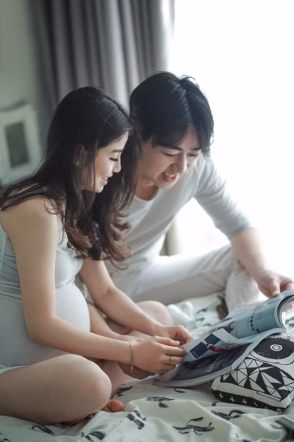 Mọi người đều gửi lời chúc mừng tới Ba Duy sắp lên chức bố khi thấy bà xã Nam Thương đang trong giai đoạn mang bầu.