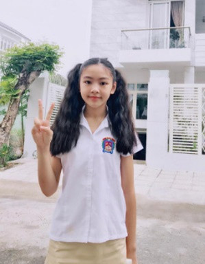 Trong gia đình Quyền Linh và Dạ Thảo, hai cô con gái Lọ Lem và Hạt Dẻ thường xuyên được mọi người chú ý hỏi han. Đặc biệt, hai nàng công chúa nhà Quyền Linh càng lớn càng xinh đẹp, đáng yêu.